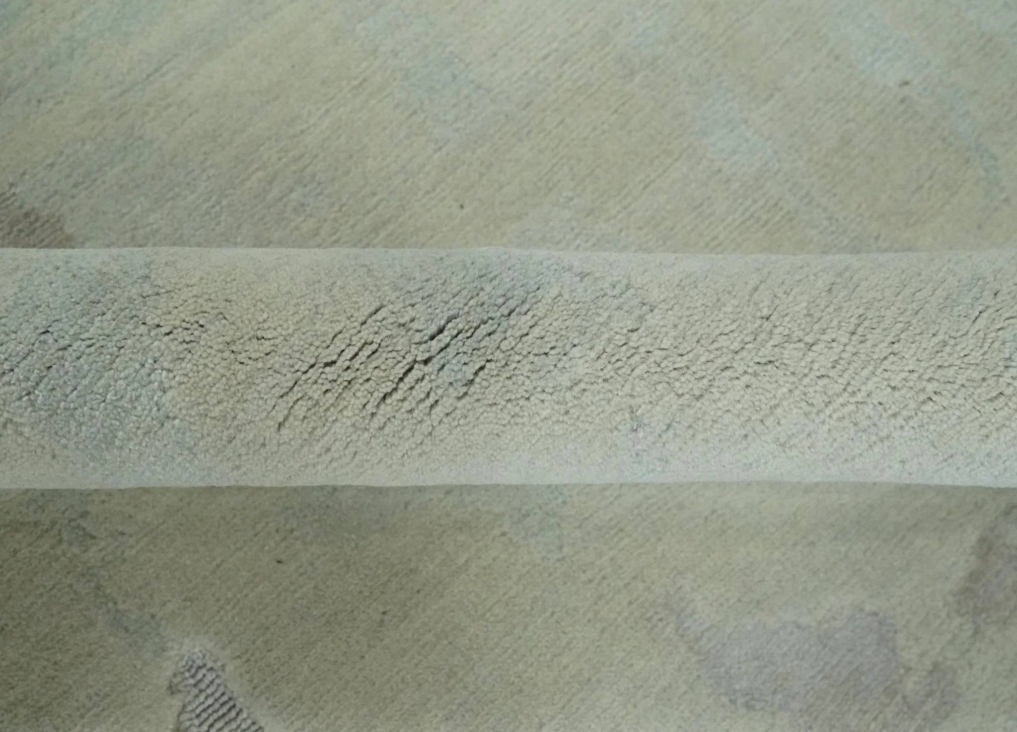 Modern Abstract Beige and Silver Hand loom 5x8 wool and Art Silk Area Rug - Image 7