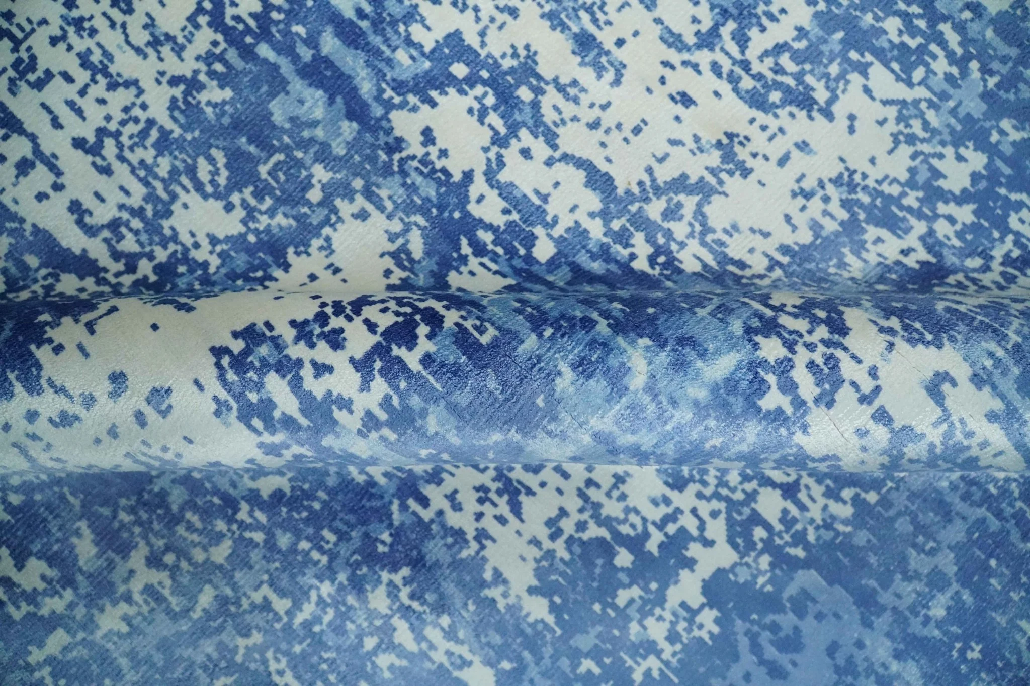 Modern Abstract Blue and Ivory Hand loom 5.6x8 Wool and Viscose Area Rug - Image 7