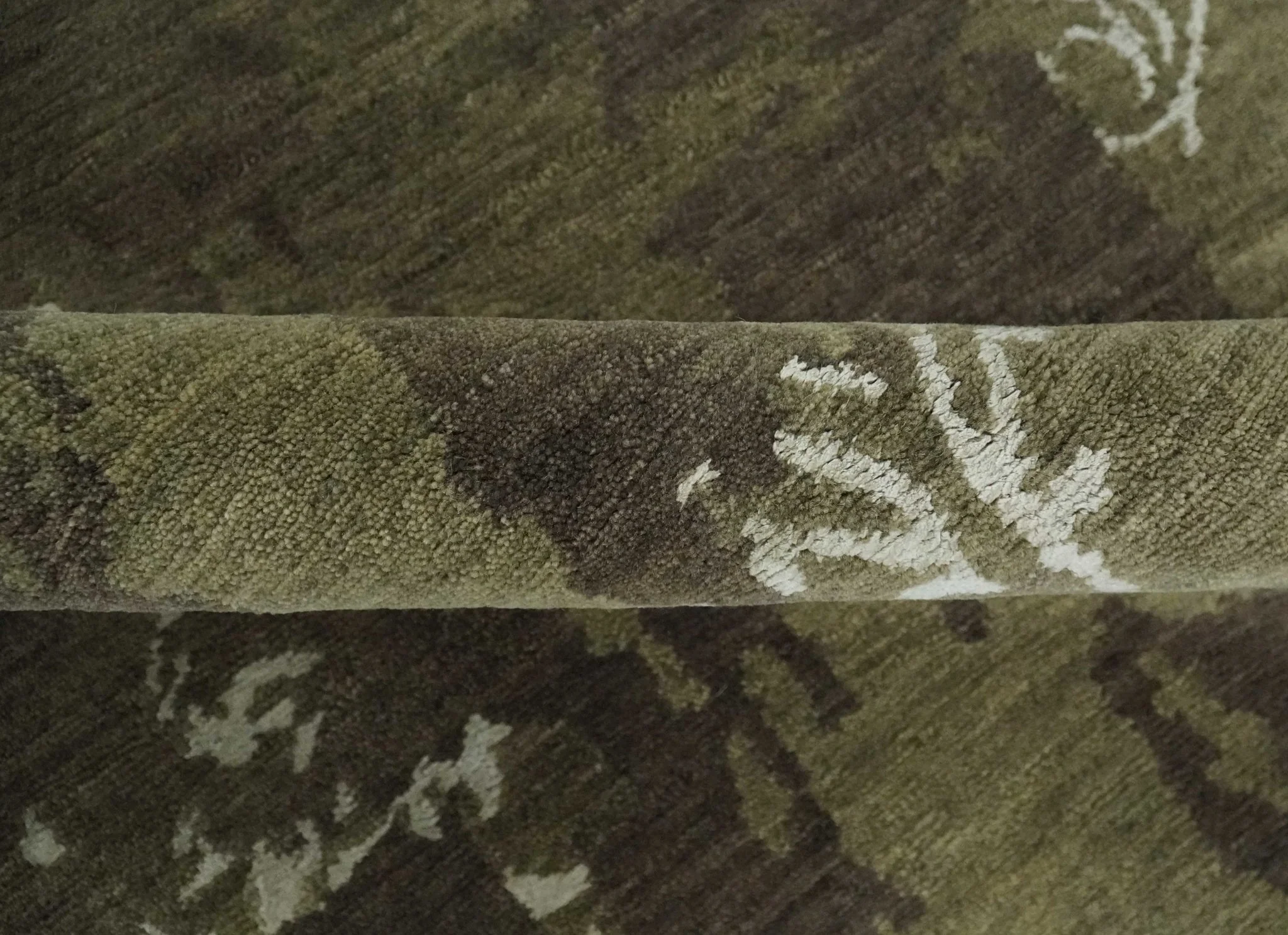 Modern Abstract Green and Silver Hand loom wool and Art Silk Area Rug - Image 8