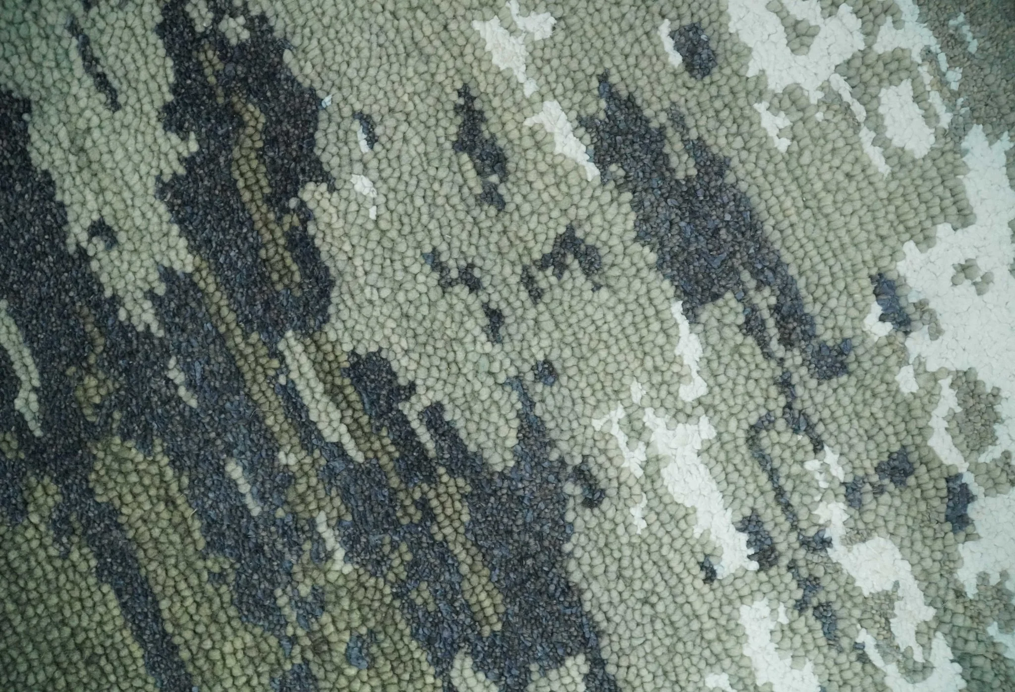 Modern abstract Green, Charcoal, Ivory and silver Hand Knotted 5x8 wool Area Rug - Image 4