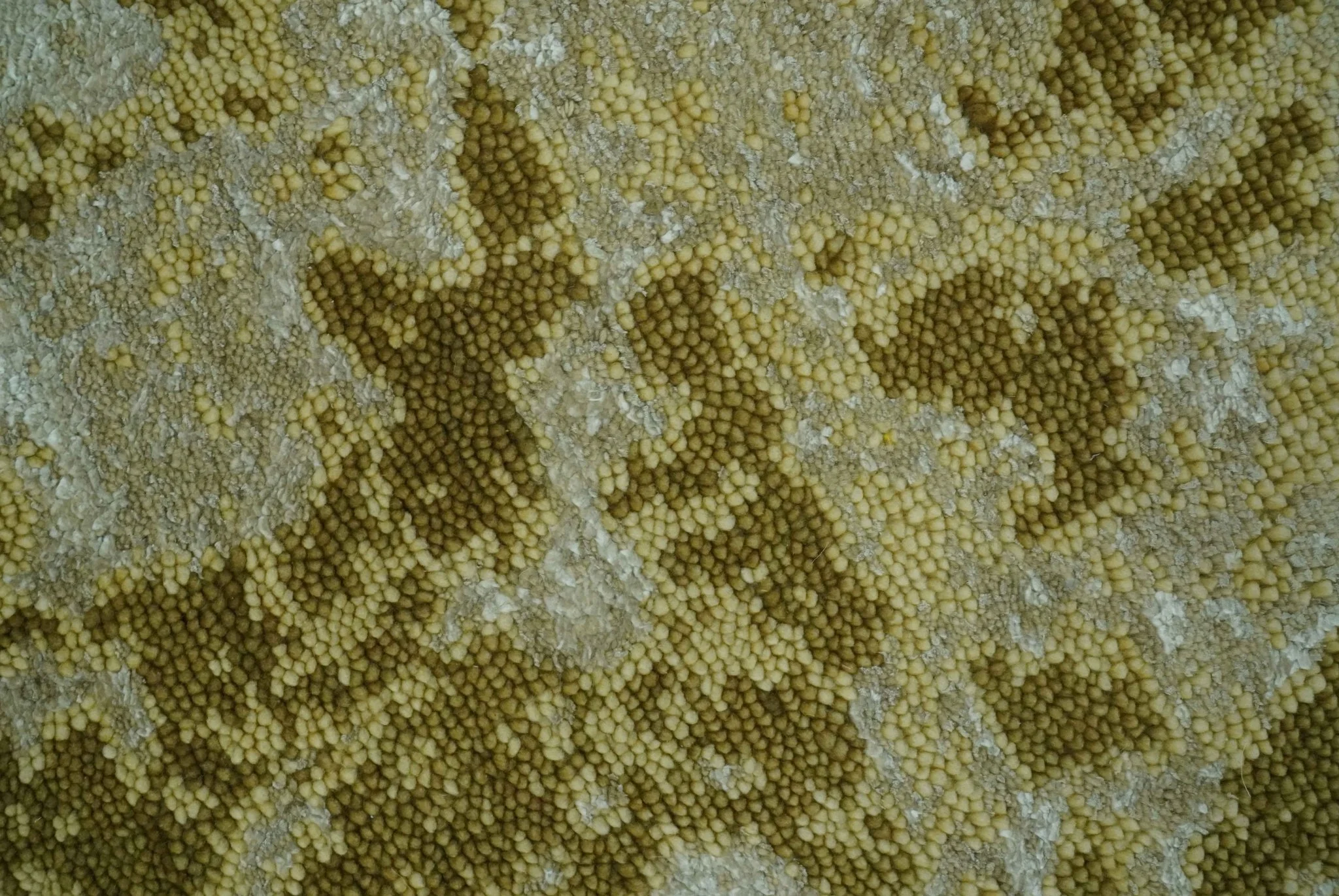 Modern Abstract Shades of Olive and Silver 5x8 Hand knotted wool and art silk area rug - Image 4