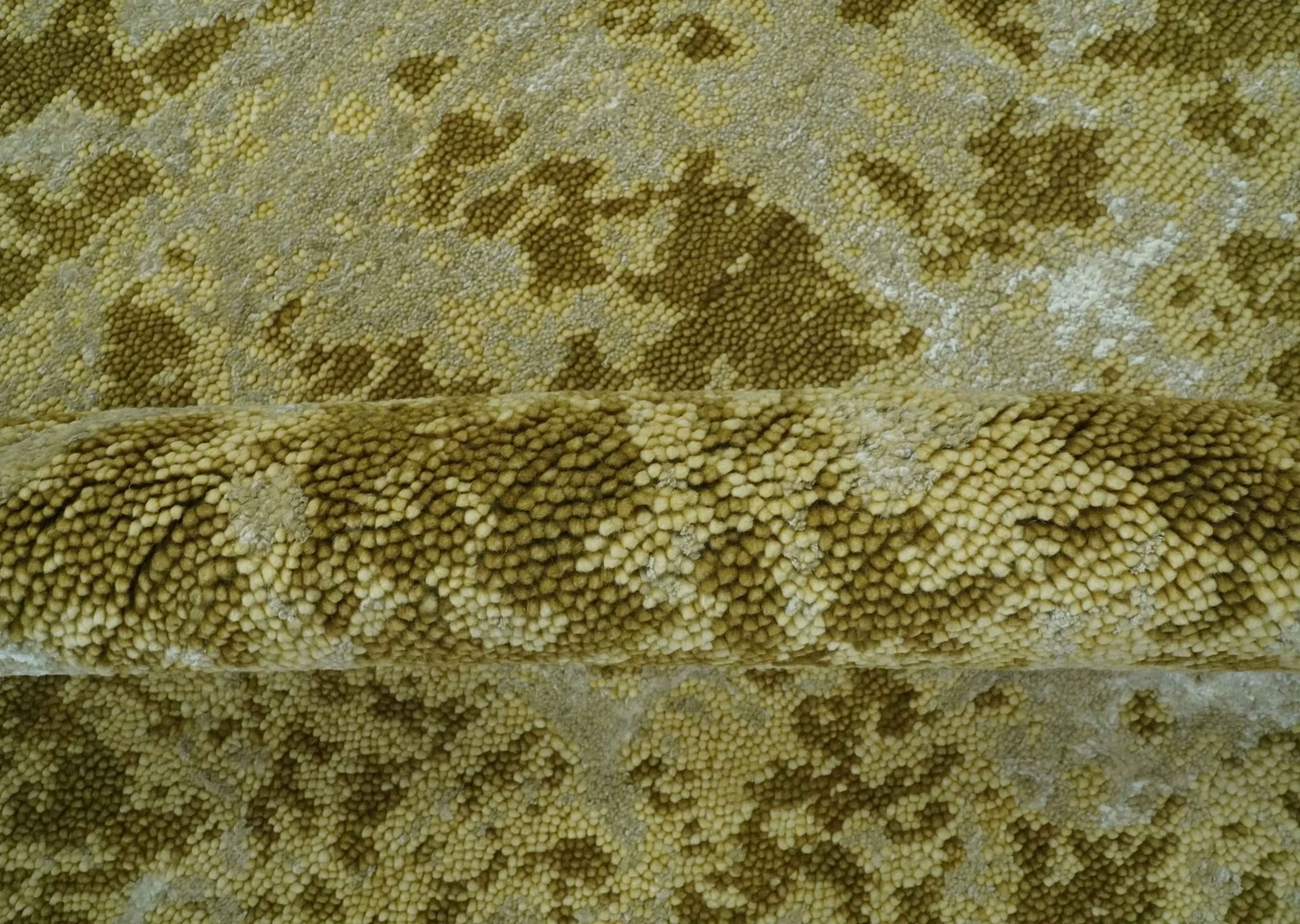 Modern Abstract Shades of Olive and Silver 5x8 Hand knotted wool and art silk area rug - Image 6
