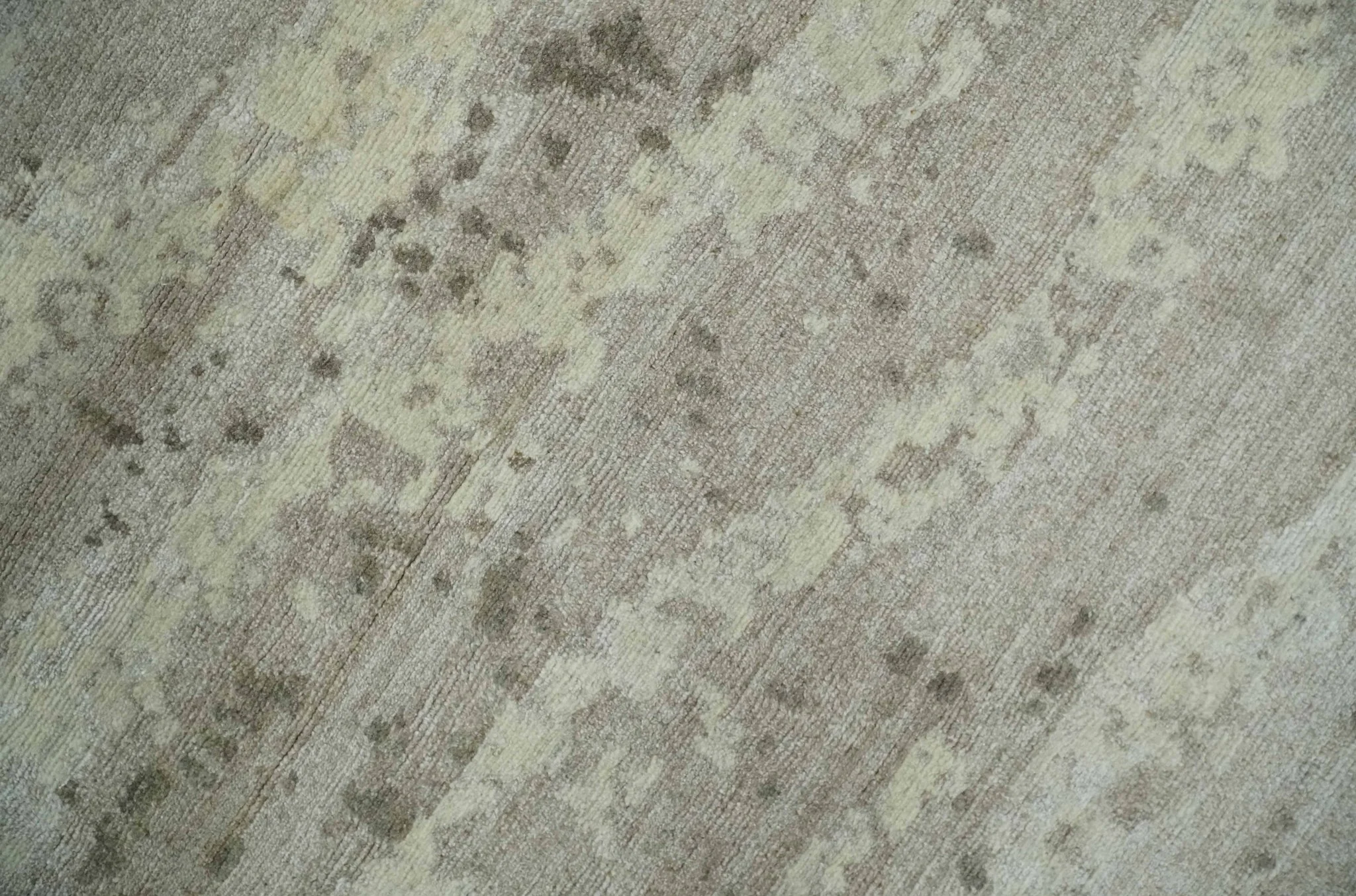 Modern Abstract Silver and Beige Hand knotted 6x9 Art Silk Area Rug - Image 5