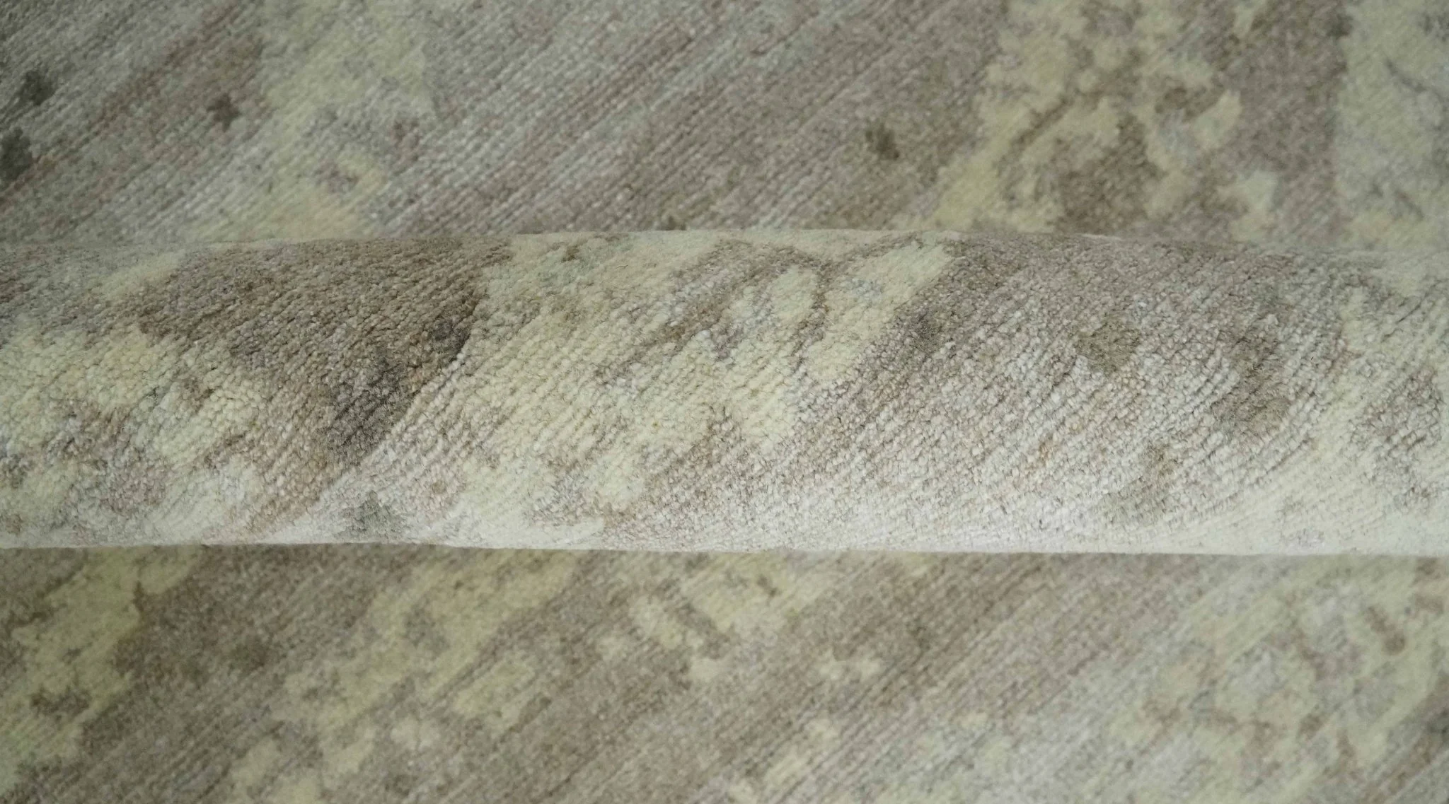 Modern Abstract Silver and Beige Hand knotted 6x9 Art Silk Area Rug - Image 8