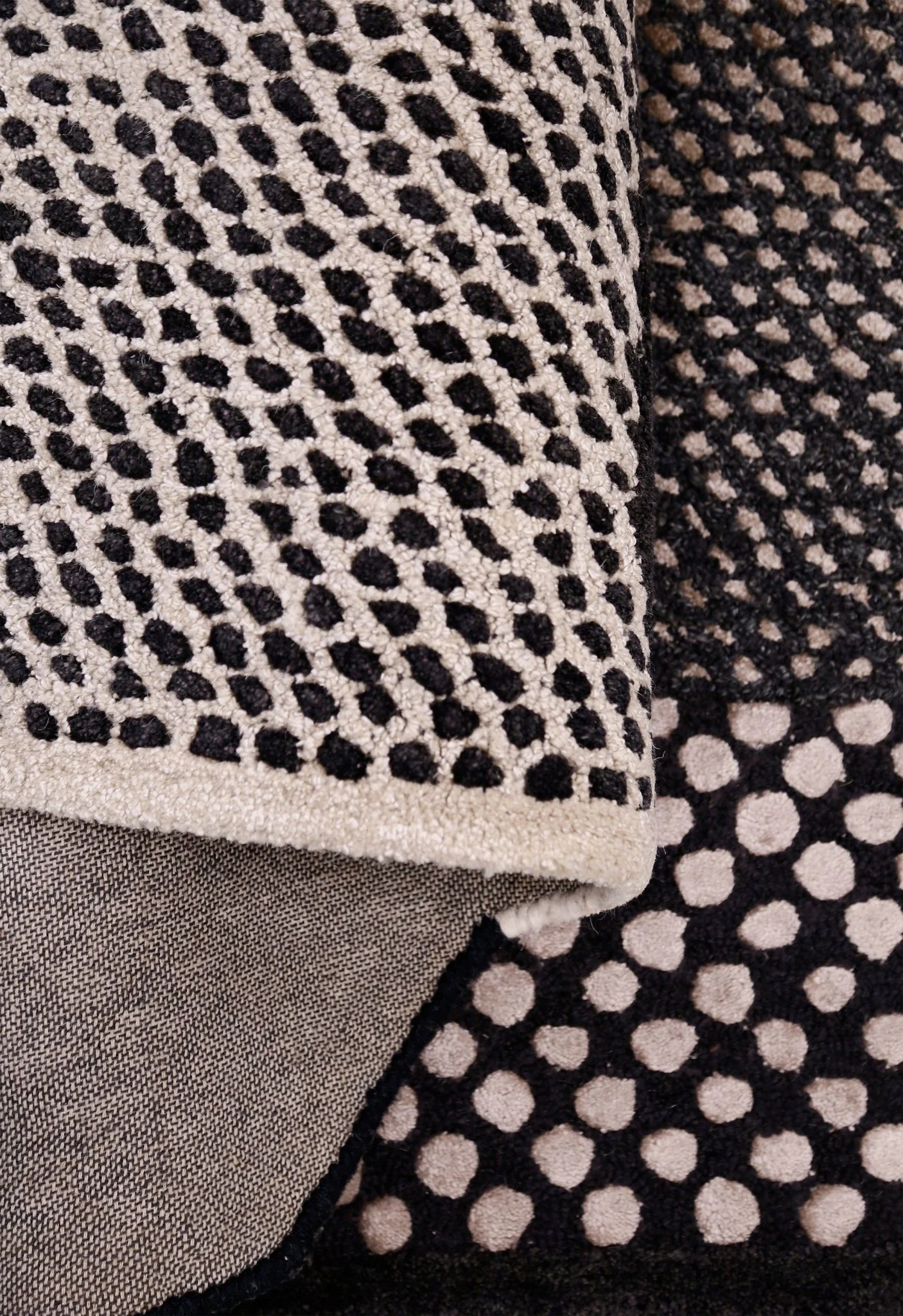 Modern Dotted Mesh Black Hand Tufted 5x8 Wool Area Rug - Image 5