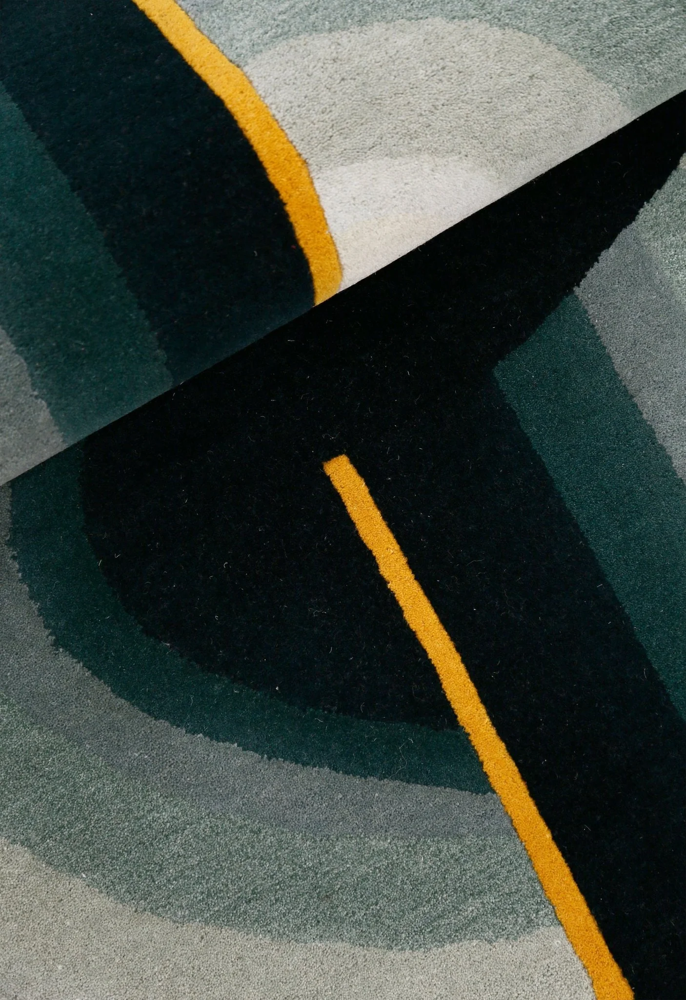 Modern Eclipse Curve Black Hand Tufted 4x6 Wool Rug - Image 4