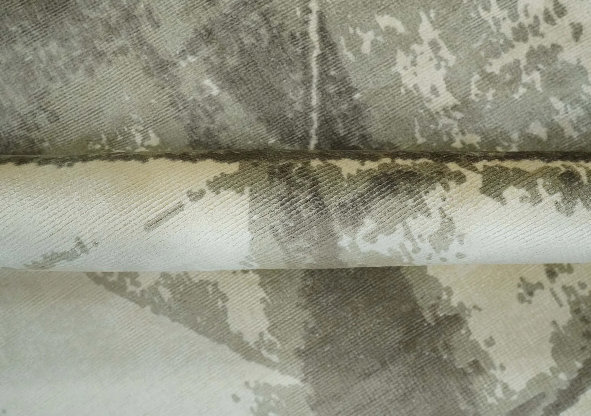 Modern Geometrical Diamond Cut Design Beige and Gray 5x8 Hand loom Viscose Area Rug - Image 7