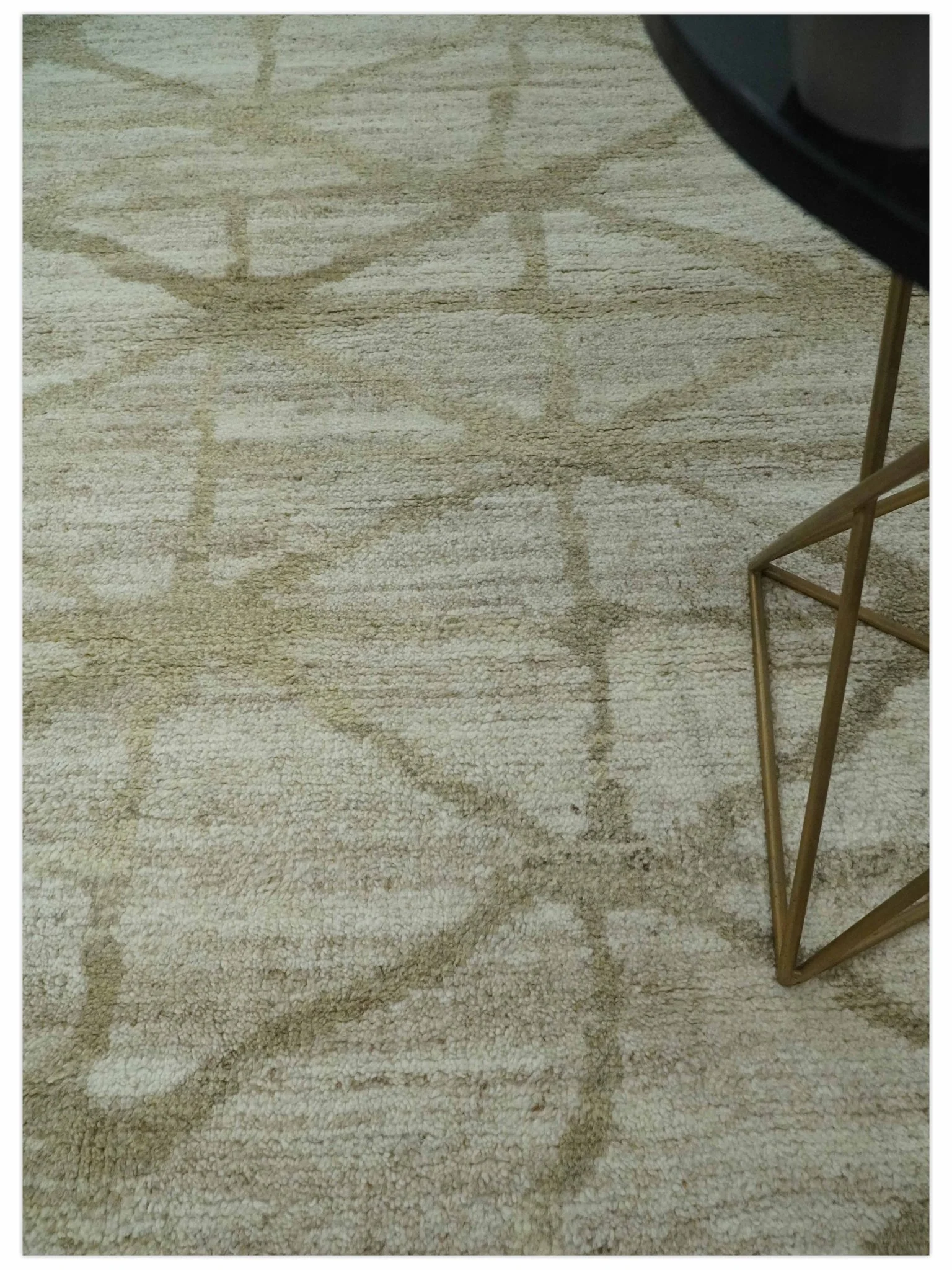 Modern Geometrical 5.3x7.8 Ivory and Beige Hand Knotted wool area rug - Image 3
