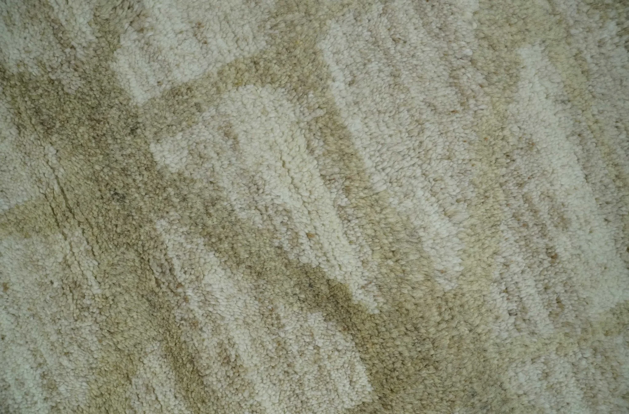 Modern Geometrical 5.3x7.8 Ivory and Beige Hand Knotted wool area rug - Image 5