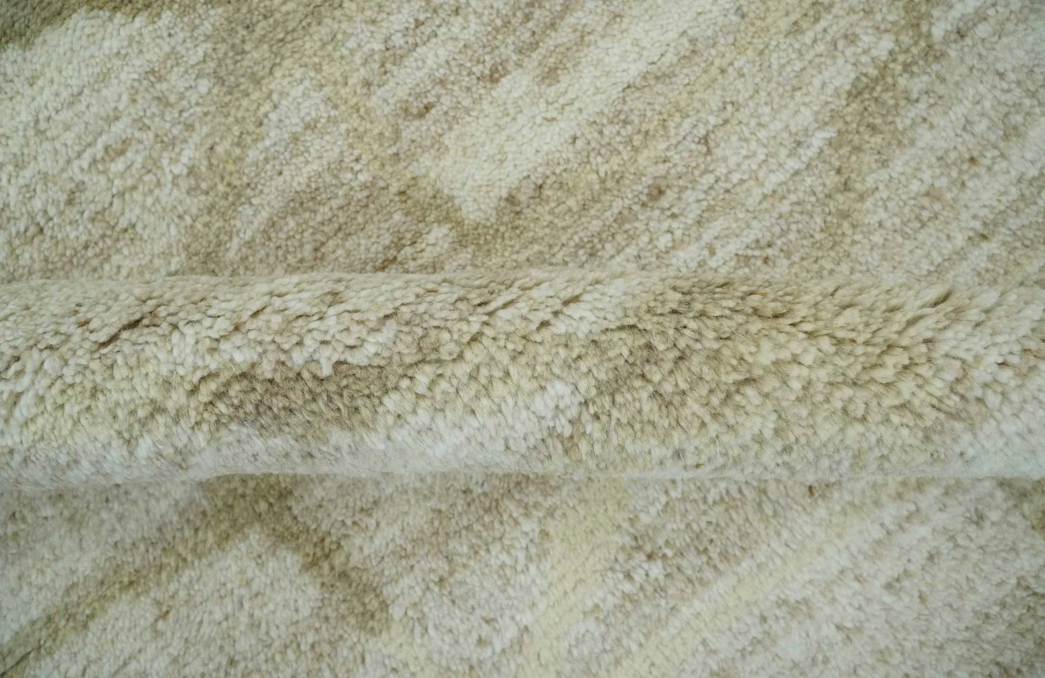 Modern Geometrical 5.3x7.8 Ivory and Beige Hand Knotted wool area rug - Image 7