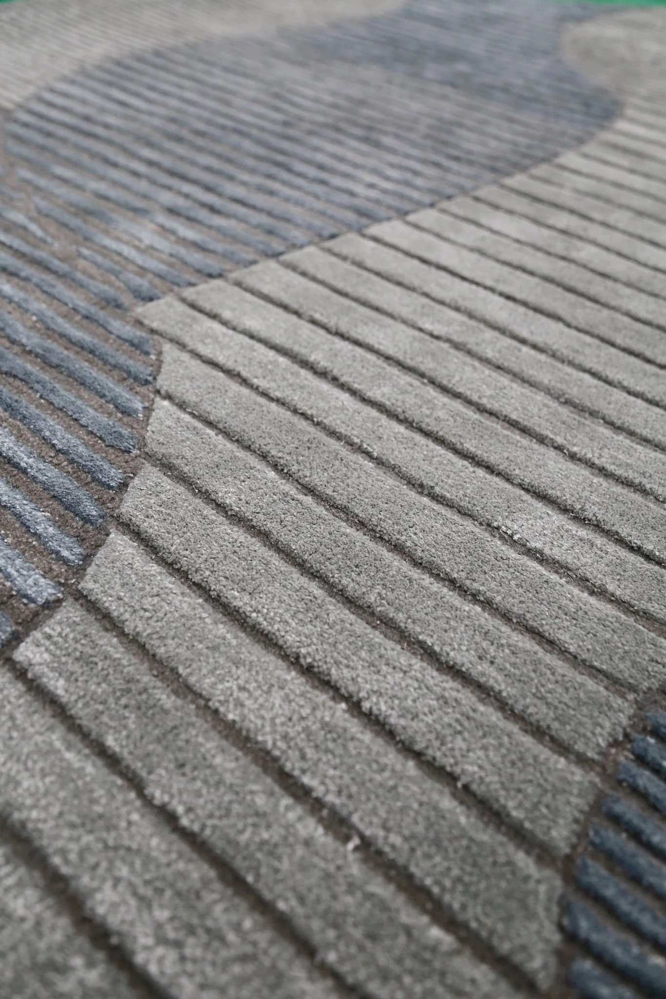 Stone Modern Gray And Silver Hand Tufted 5x7 Wool Area Rug - Image 4