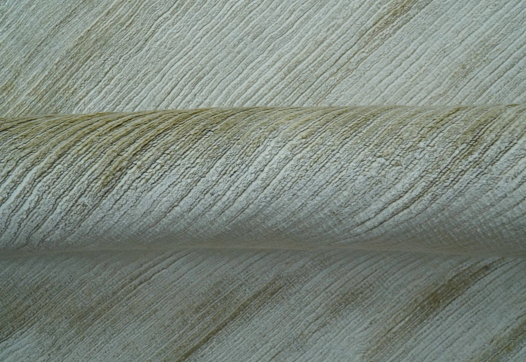 Modern Solid Design Silver And Green Hand Loom 9.4x13 Art Silk Area Rug - Image 5