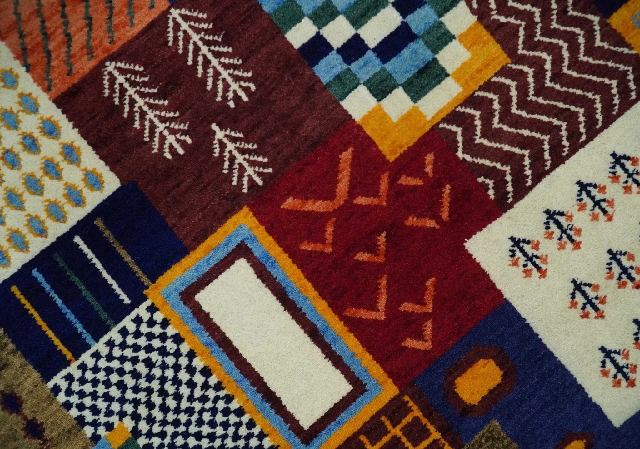 Soumak loop and cut 5x7 Multicolor Shapes Modern Artistic Wool Hand Woven Rug | KNT41 - Image 10