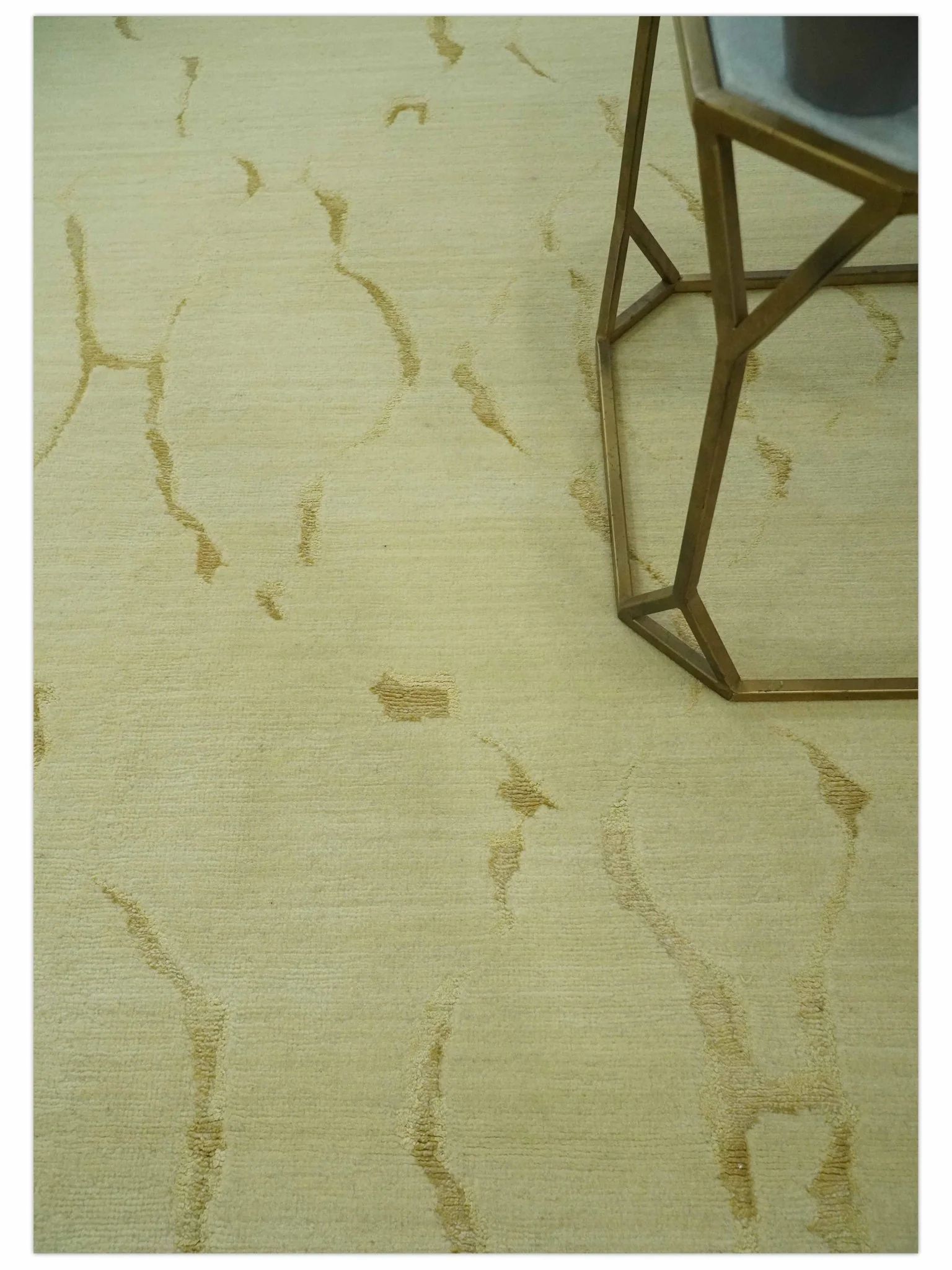 Olive and Gold Modern Abstract Design Hand loom 6x9 wool and Art silk Area Rug - Image 3