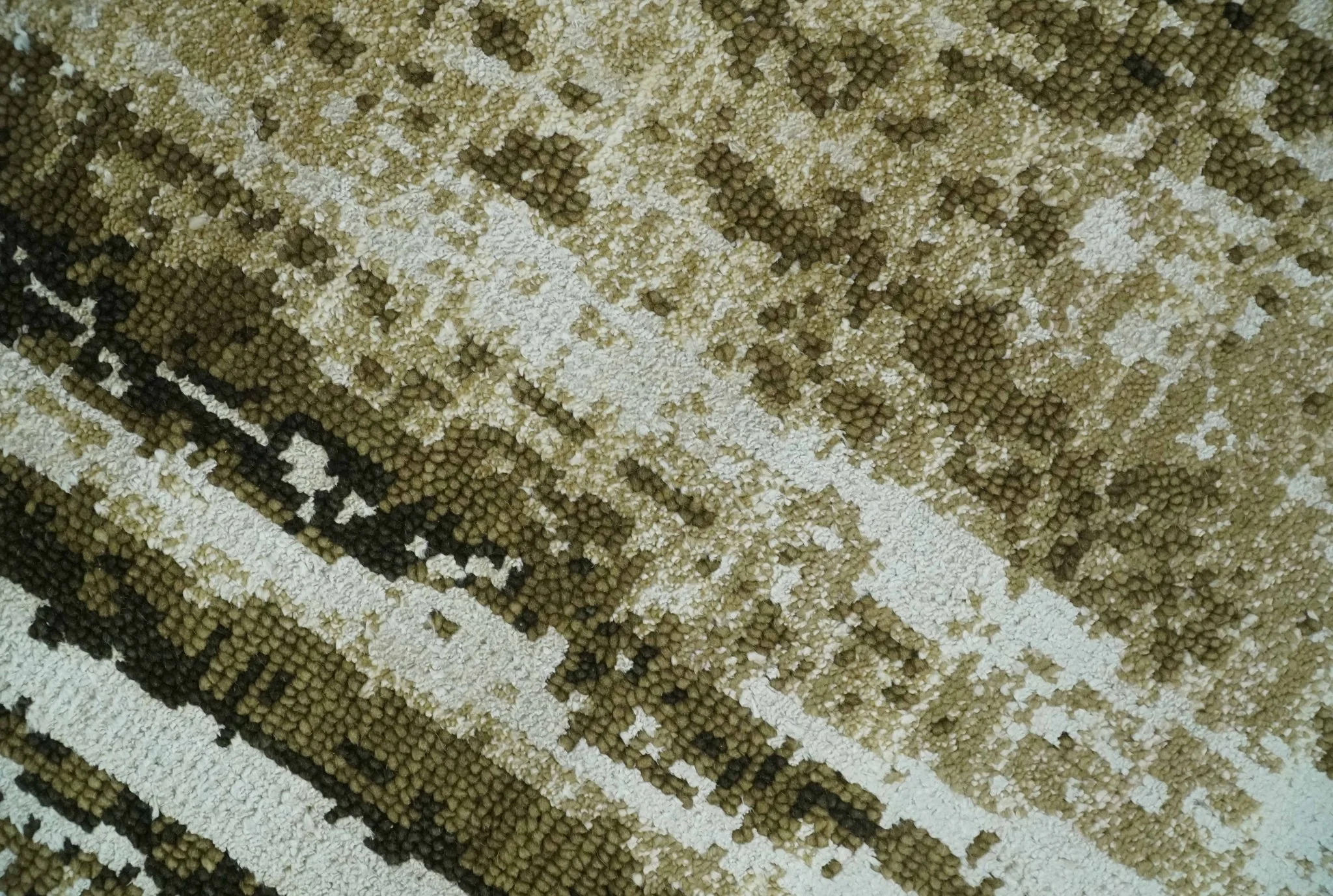 Modern Abstract Olive, ivory and Green Hand Knotted 5x8 wool and Art Silk Area Rug - Image 4