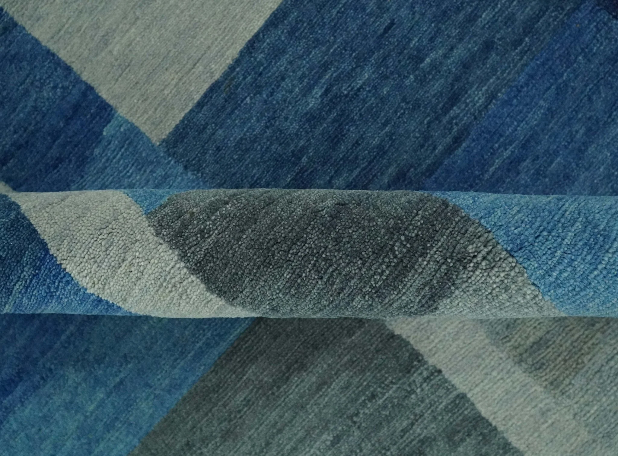 Modern Geometrical Silver, Blue, and Charcoal Hand Knotted 6x9 Wool and Art Silk Area Rug - Image 6