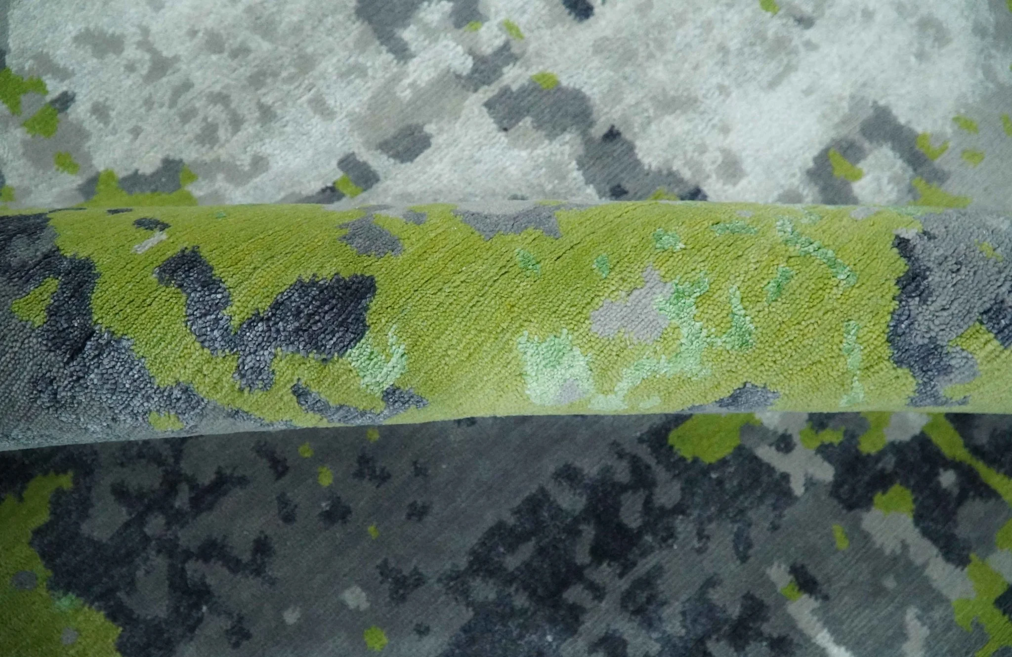 Modern Abstract Silver, Green and Gray Hand Knotted 8x10 Wool and Bamboo Silk Area Rug - Image 7