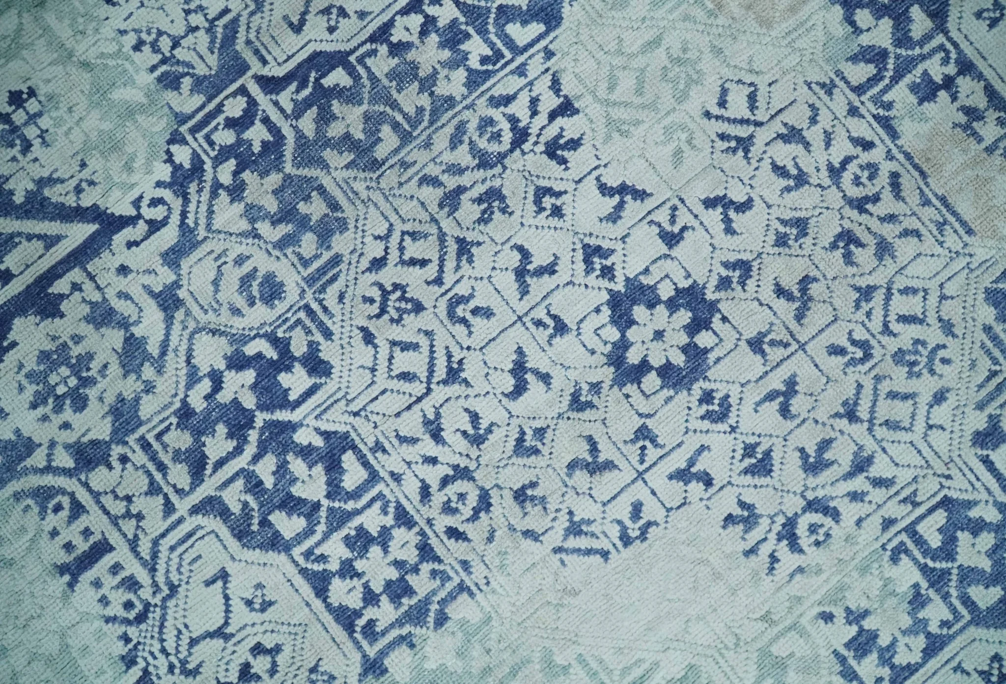 Fine Antique Design Silver, Light Teal and Blue transitional Hand Knotted 8x10 wool and Art Silk area Rug - Image 4