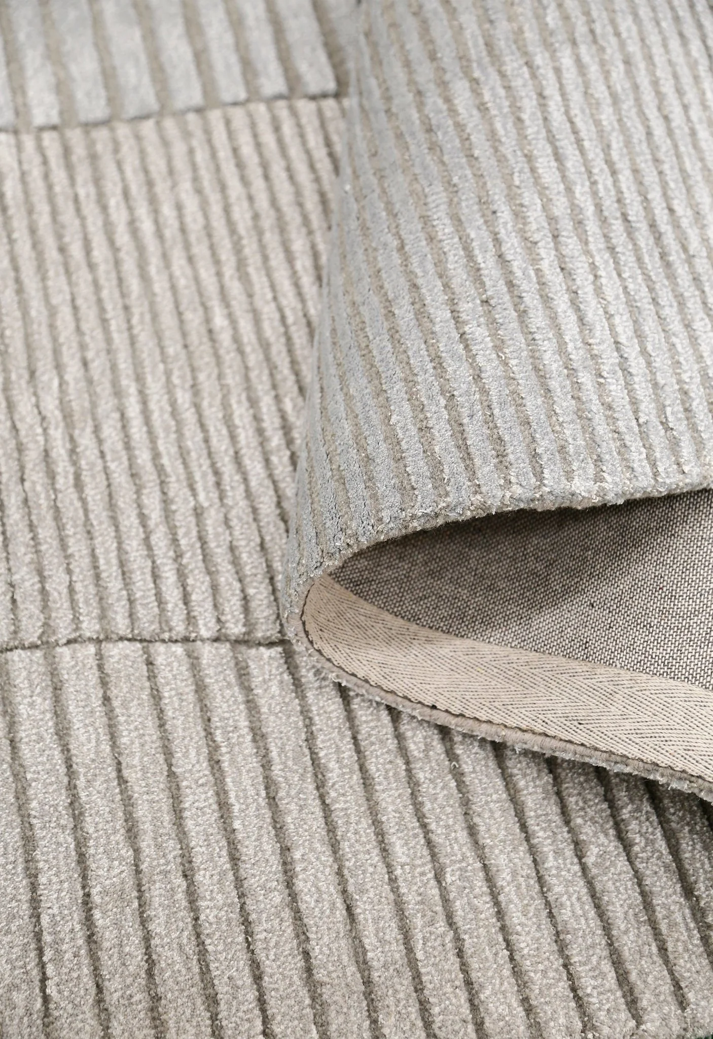 Stone Silver Modern Ripple Hand Tufted 5x7 Wool Area Rug - Image 3
