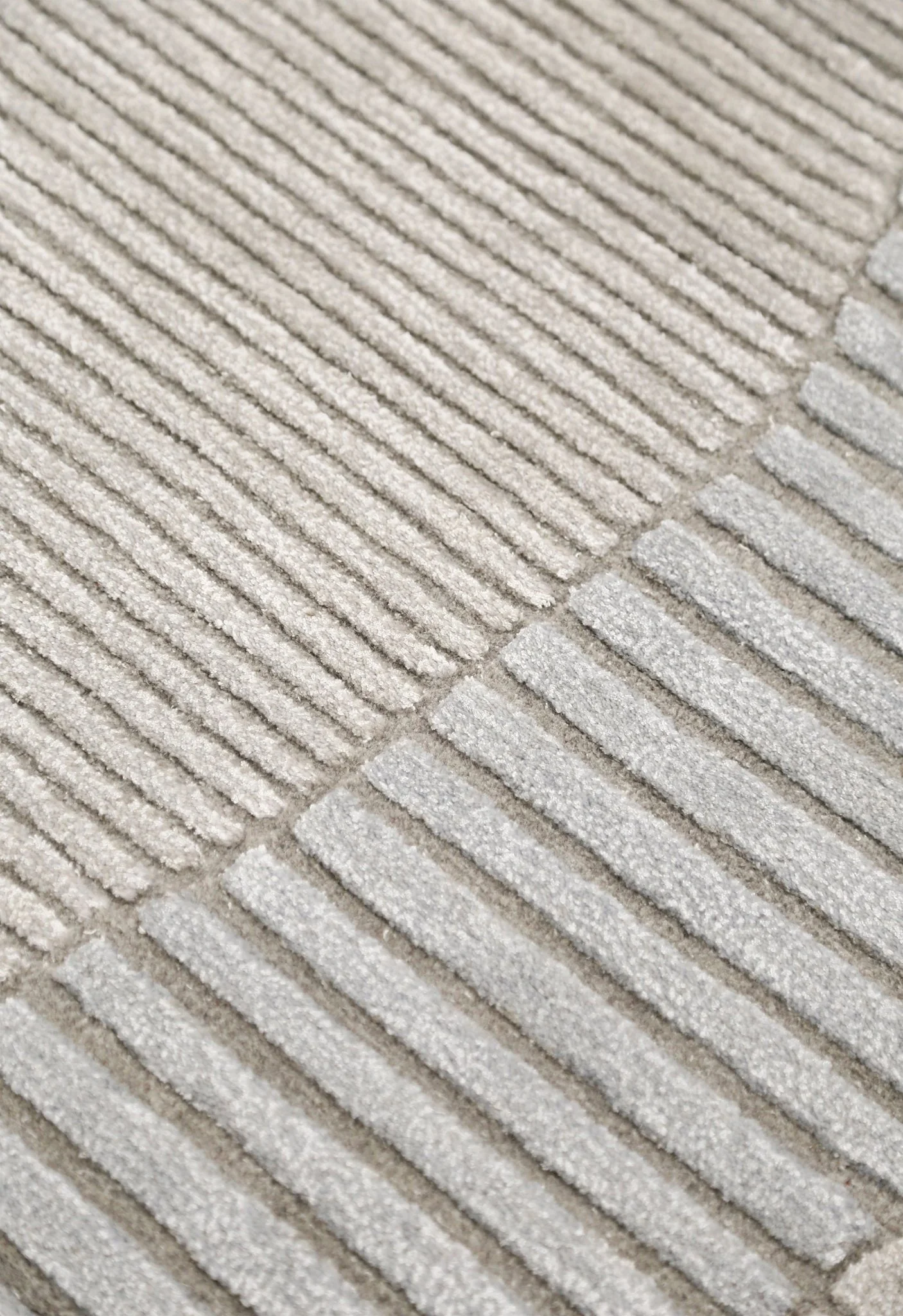 Stone Silver Modern Ripple Hand Tufted 5x7 Wool Area Rug - Image 5