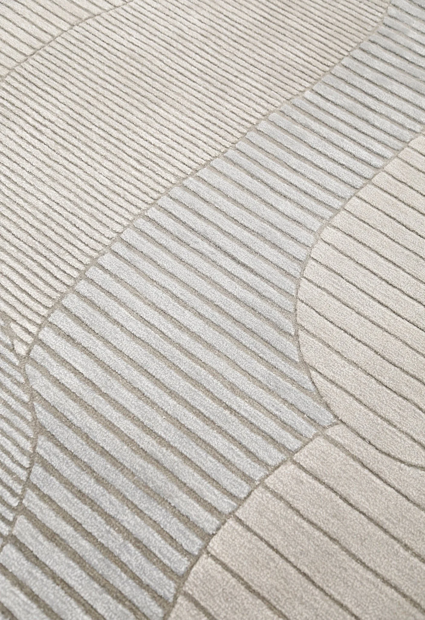 Stone Silver Modern Ripple Hand Tufted 5x7 Wool Area Rug - Image 7