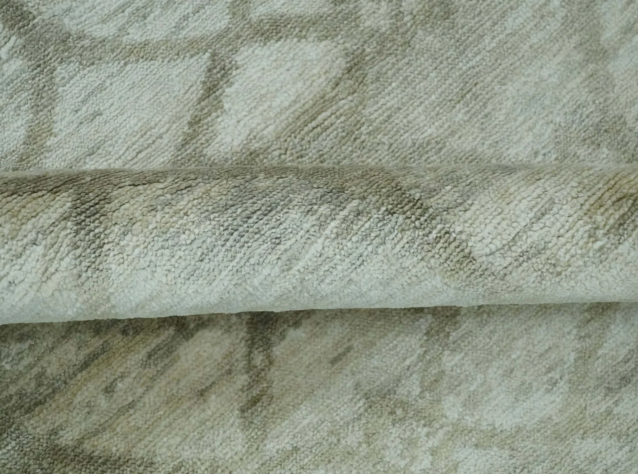 Silver, Olive and Gray Traditional Ikat Design 6x9 Hand loom Bamboo Silk Area Rug - Image 7