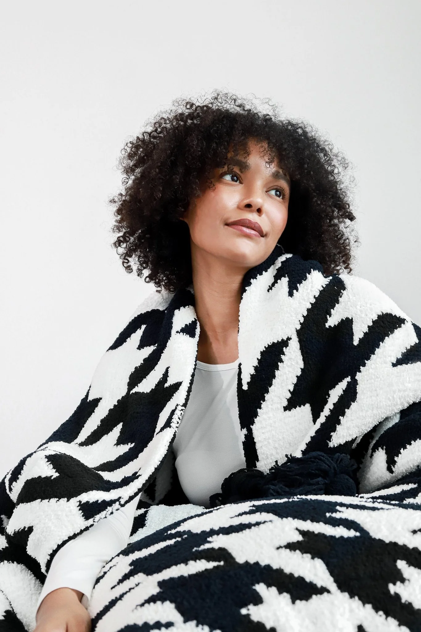 Soft and Cozy Black and White Houndstooth Tasseled Throw Blanket - Image 3