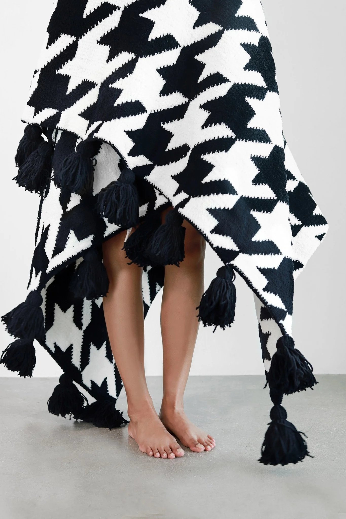 Soft and Cozy Black and White Houndstooth Tasseled Throw Blanket - Image 4