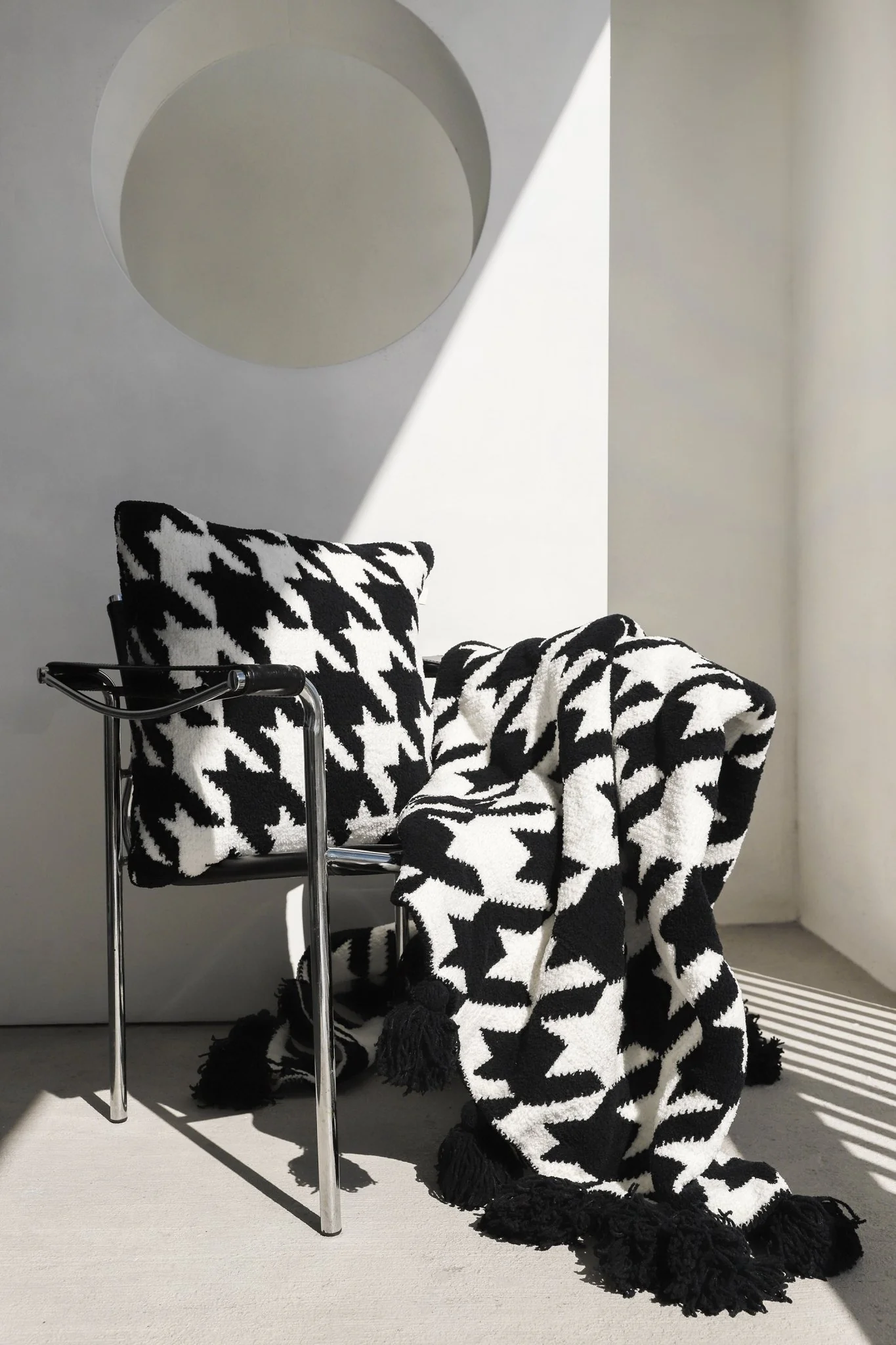 Soft and Cozy Black and White Houndstooth Tasseled Throw Blanket - Image 5