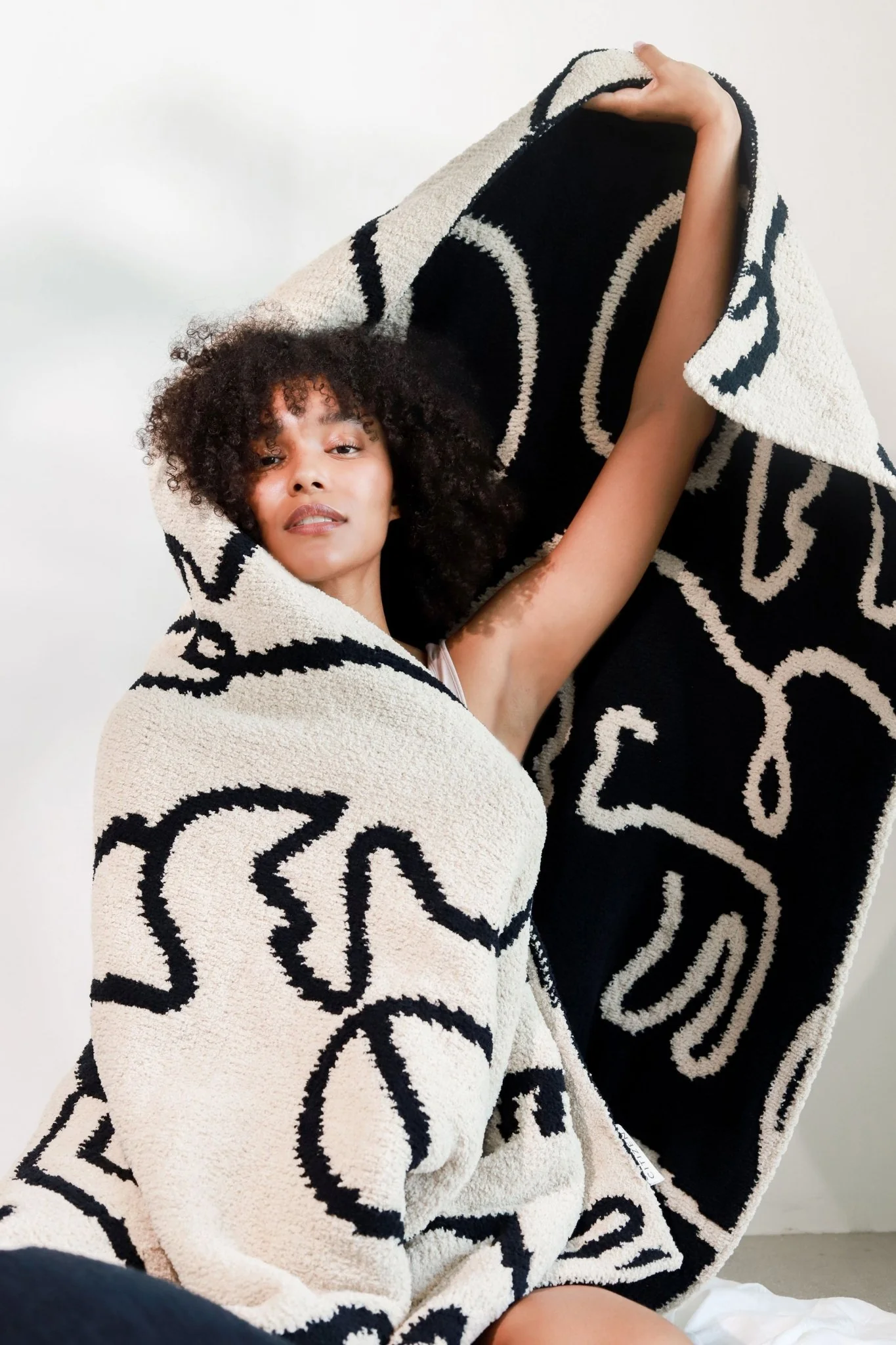 Soft and Stylish Cozy Face Design Woven Throw - Image 3