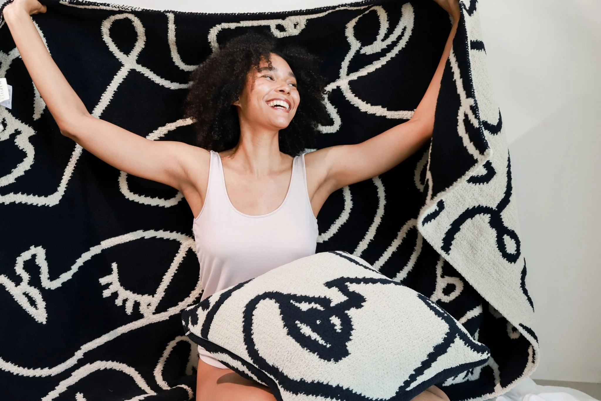 Soft and Stylish Cozy Face Design Woven Throw - Image 5