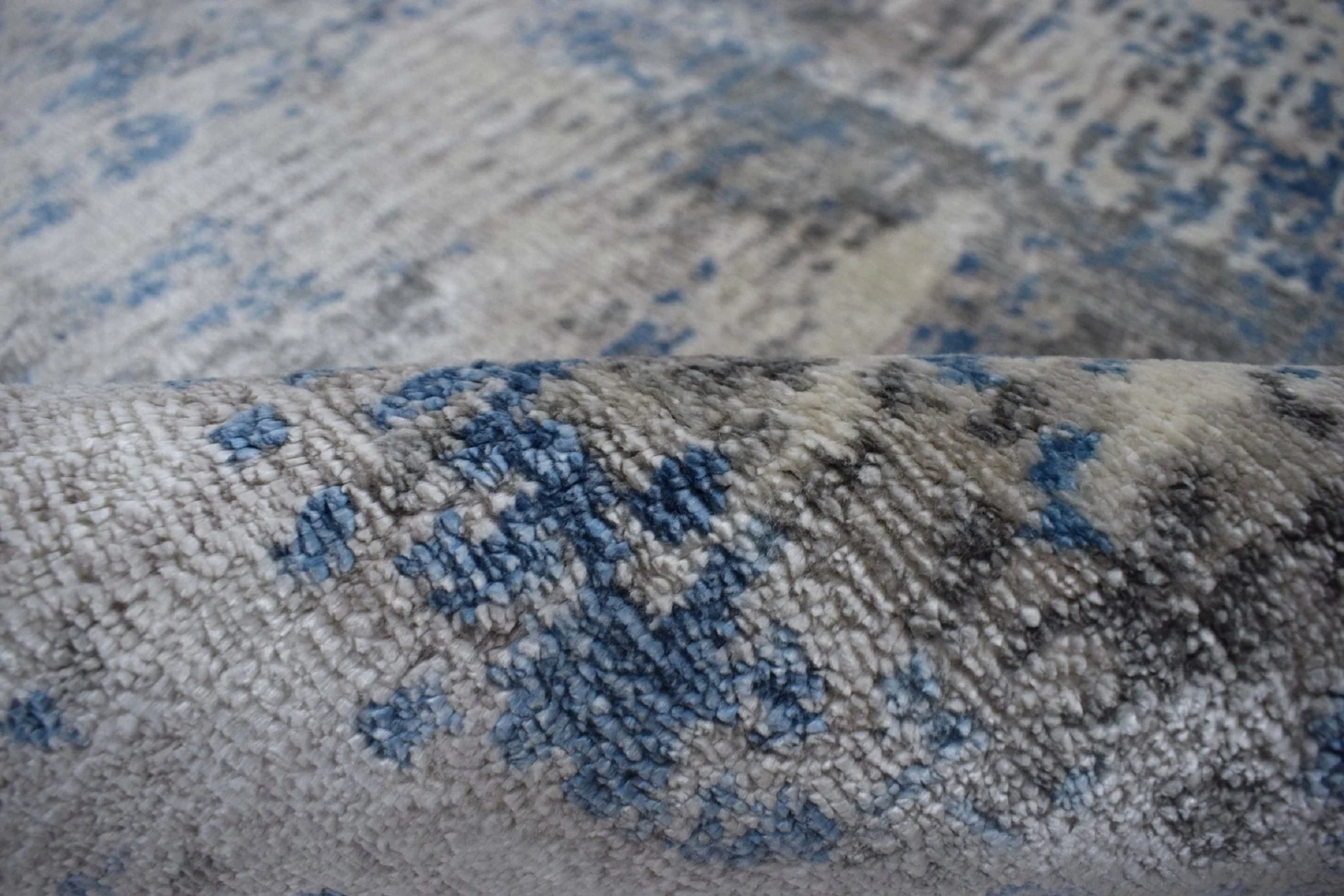Abstract Handmade Silver and Blue Bamboo Silk 8x10 Area Rug | TRD1689810 - Image 7