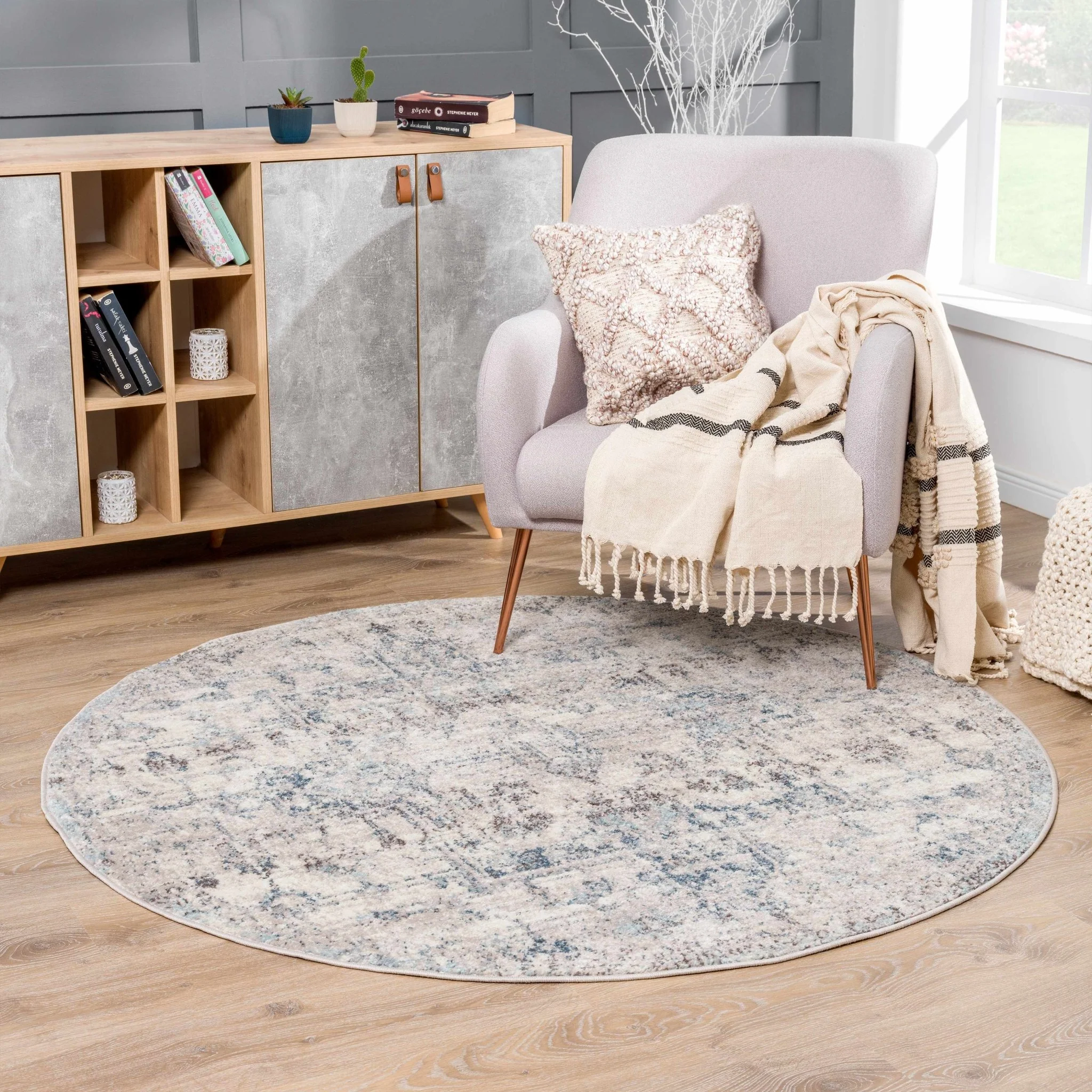 Traditional Heriz Design Beige, Blue and Brown Medium Pile Area Rug - Image 4