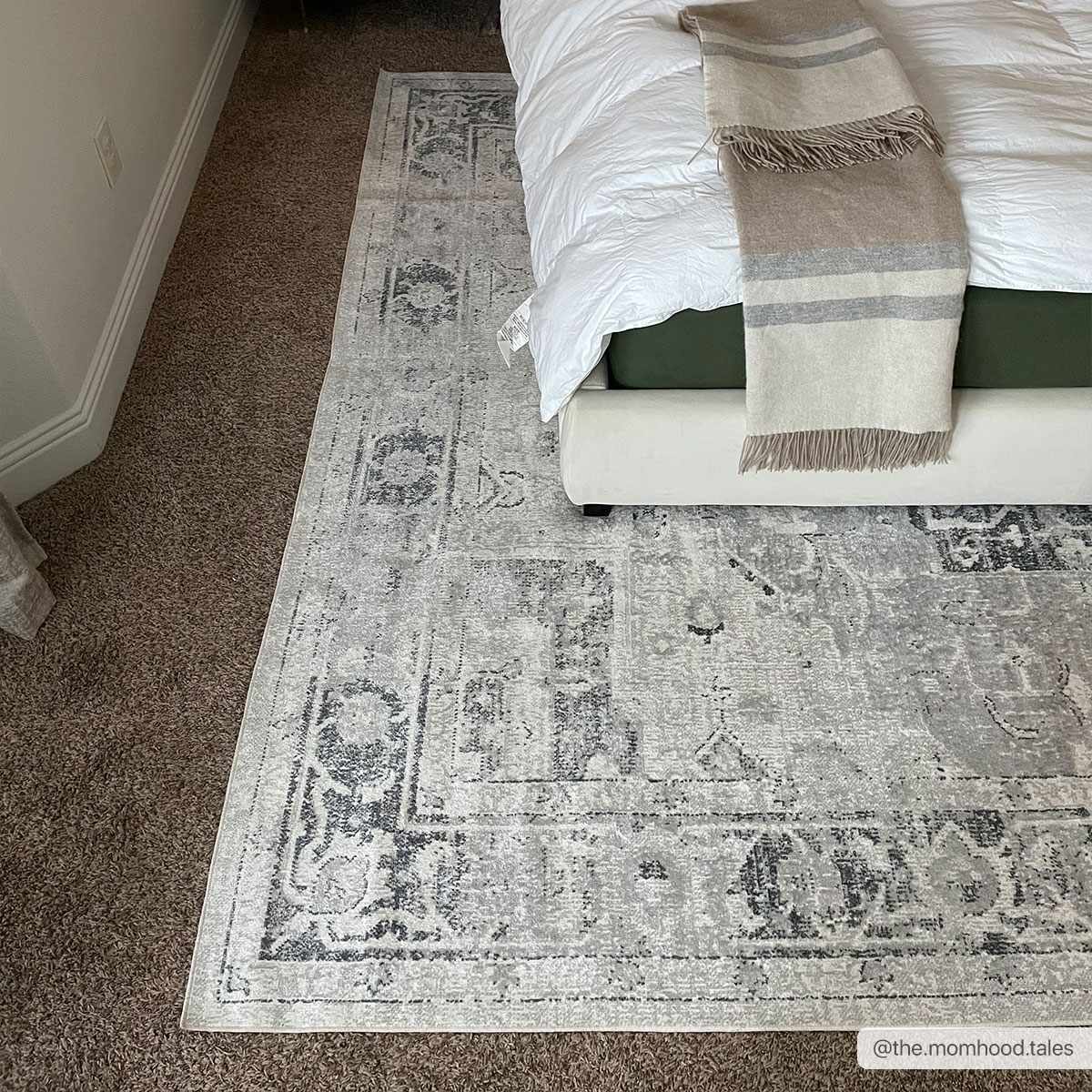 Traditional Medallion Design Silver and Charcoal Machine Washable Rug - Image 5