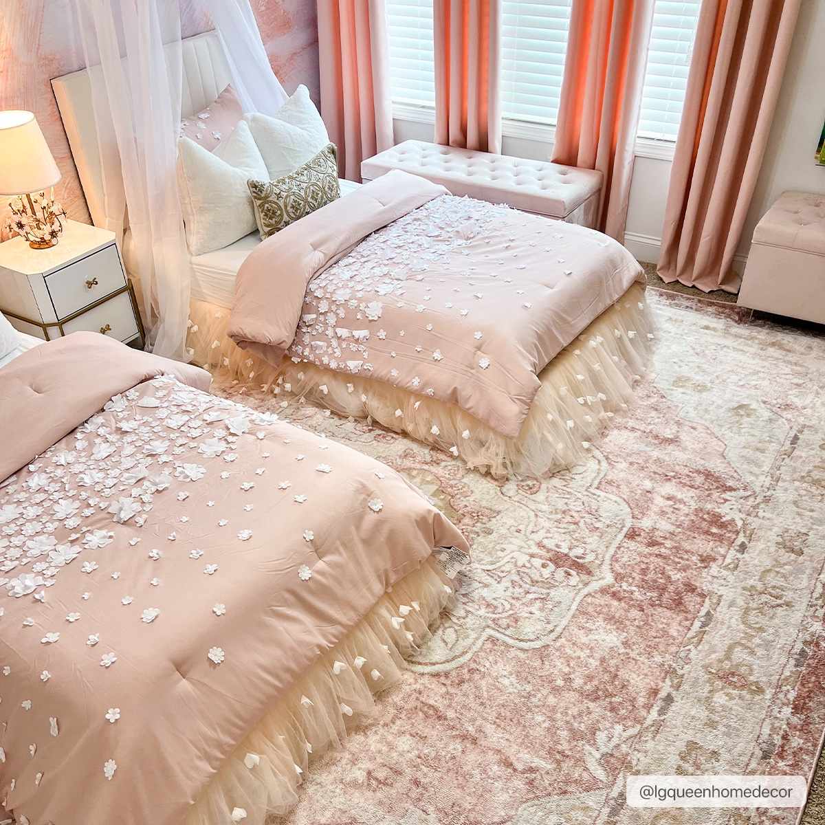 Traditional Heriz Peach Pink and Ivory Medallion Medium Pile Area Rug - Image 2