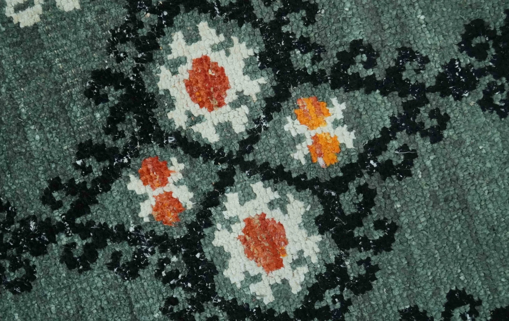 Traditional Ikat Design 5x7.6 Green, Black and Ivory Hand Knotted wool area rug - Image 4