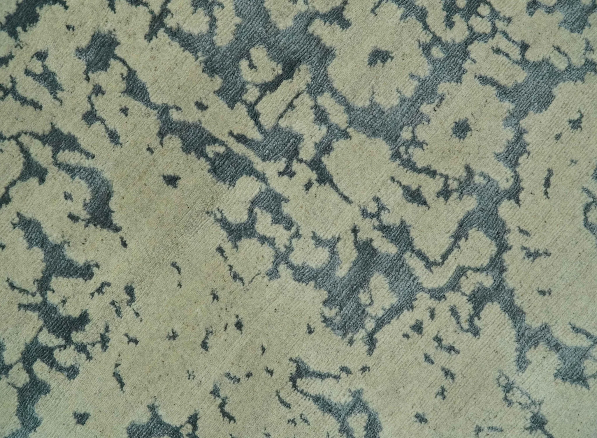 Traditional Design Charcoal and Beige 6x9 Hand Knotted wool area rug - Image 4