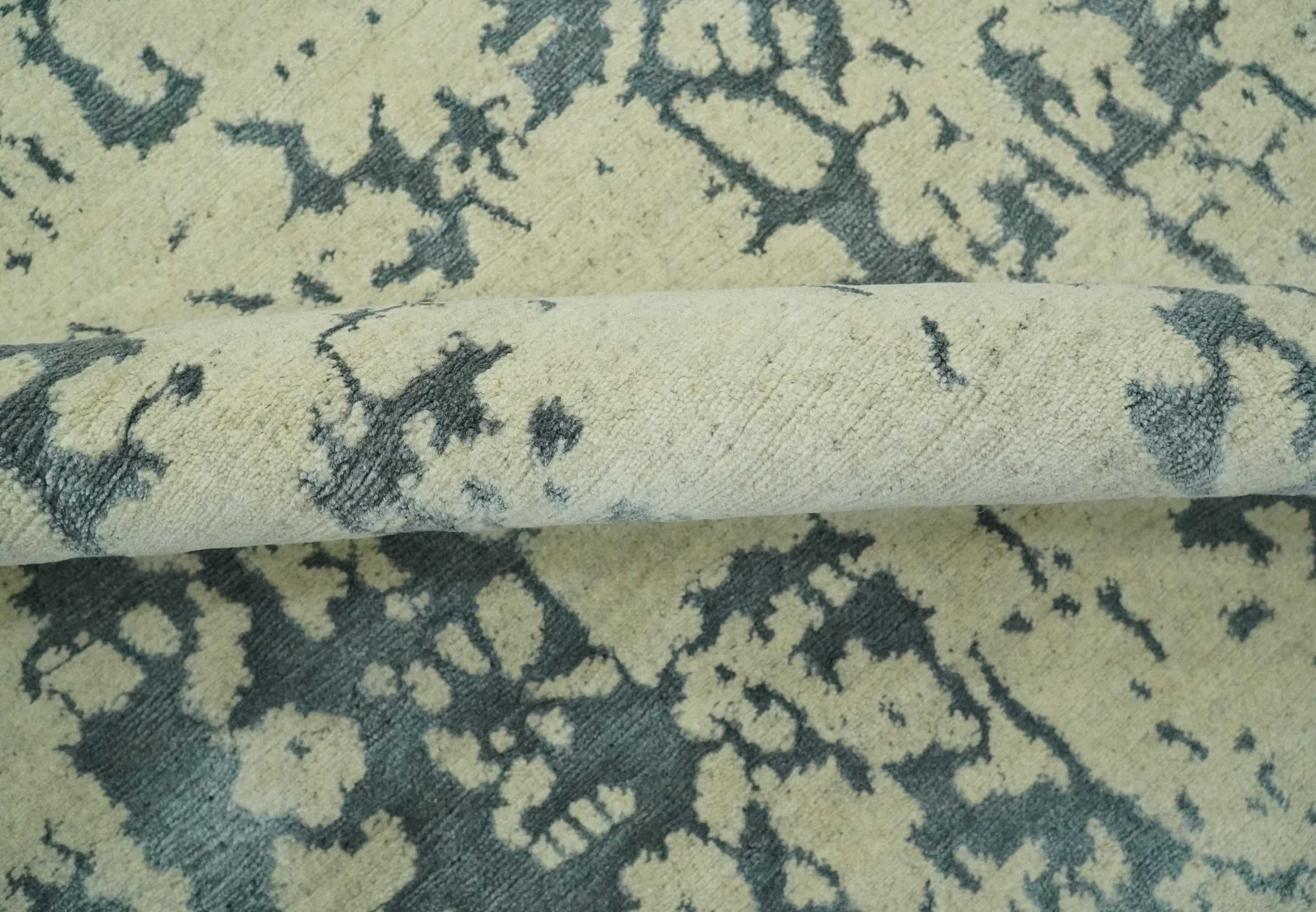 Traditional Design Charcoal and Beige 6x9 Hand Knotted wool area rug - Image 6