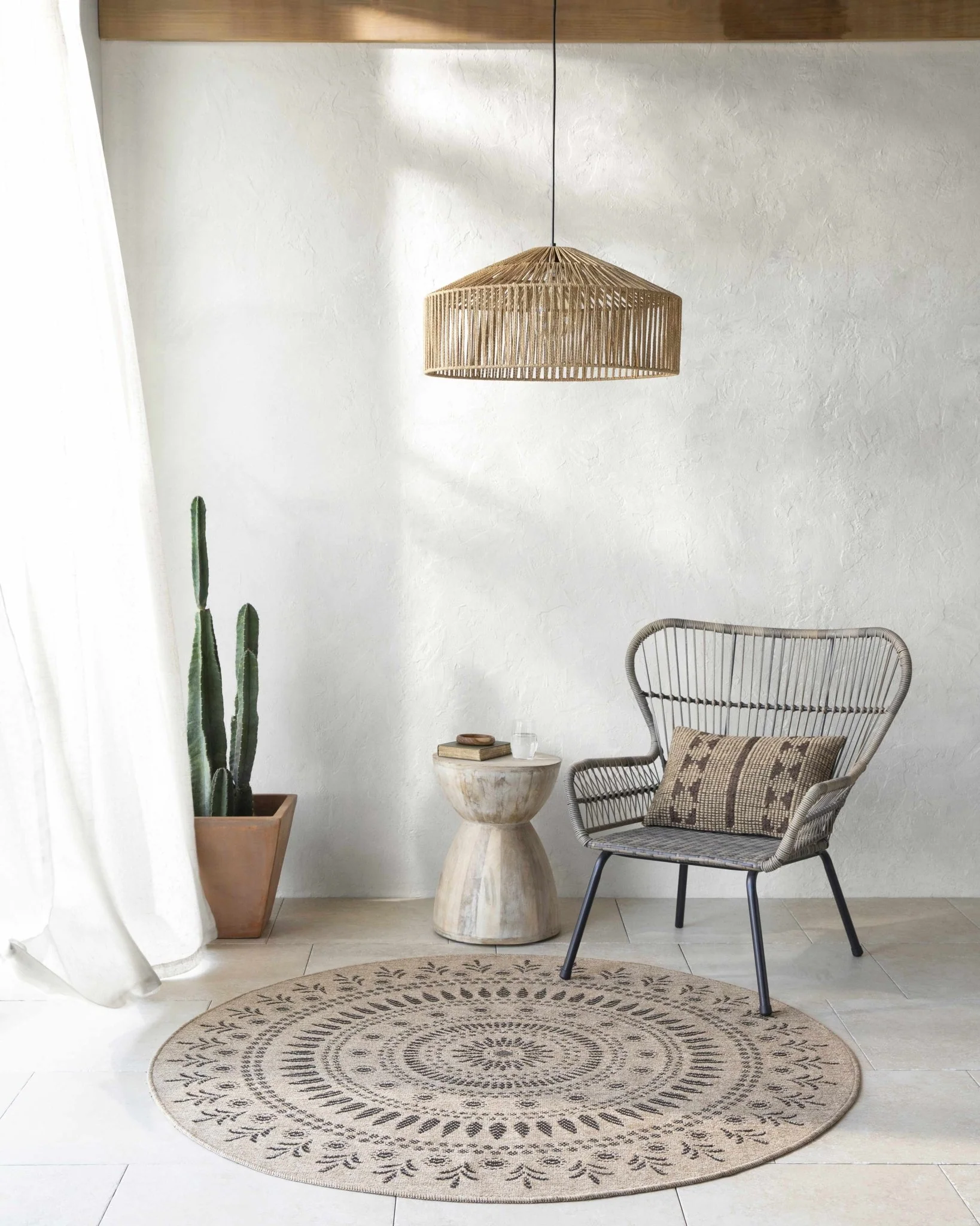 Traditional Style Tan Round Faux Jute Rug - Image 2